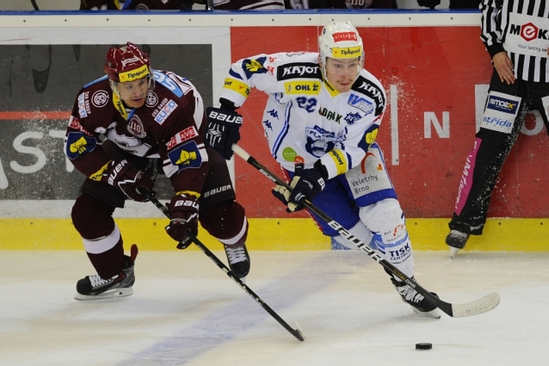 Obránce Sparty Karel Kubát (vlevo) a Jan Káňa z Komety Brno.