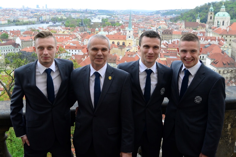 Vítězslav Lavička (druhý zleva) nepředpokládá, že by Slavia sestoupila.