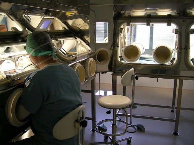 Snímek z laboratoří Národního Centra Tkání a Buněk a.s. Snímek z laboratoří Národního Centra Tkání a Buněk a.s.