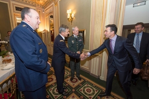 Mobilizace. Šéf NATO Rasmussen na návštěvě v Paříži.