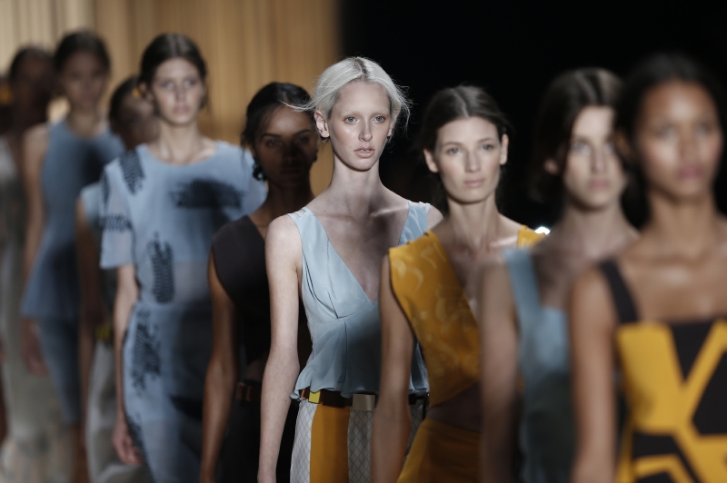 Z nové kolekce Marii Filó. Fashion Week v Rio de Janeiru. (Foto: ČTK/AP PHOTO/ Silvia Izquierdo)