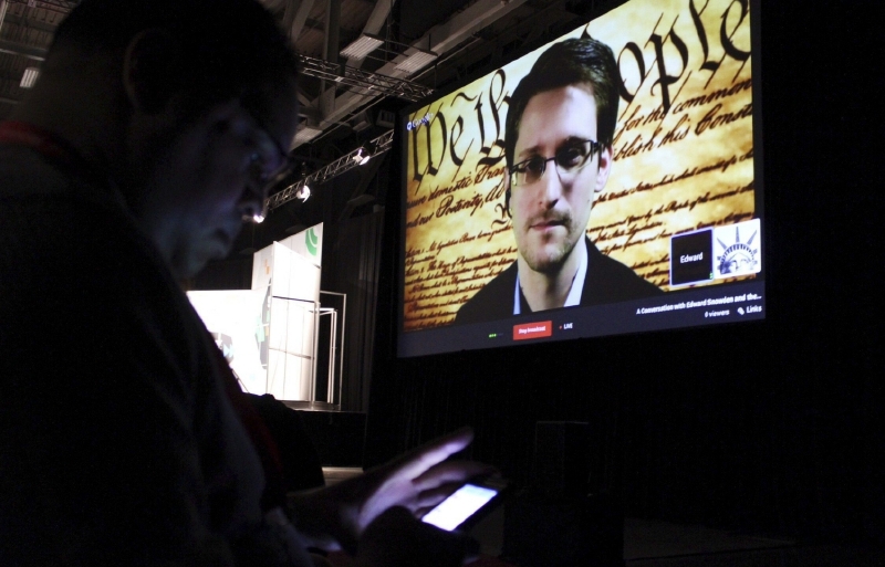 Snosen hovoří pomocí telekonference na festivalu hudby a filmu South by Southwest (SXSW) v Austin v Texasu.