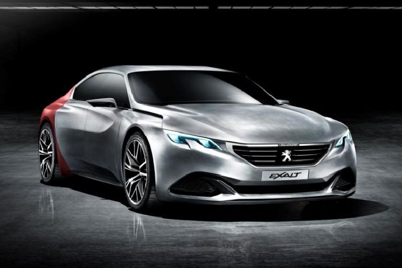 Koncepční sedan Peugeot Exalt.