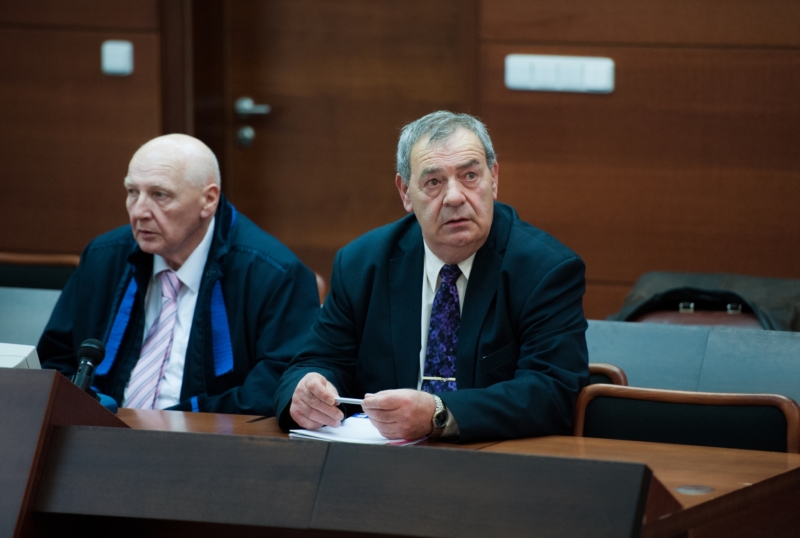 Exposlanec KSČM Josef Vondruška s obhájcem Koljou Kubíčkem (vlevo) u Okresního soudu v Liberci Exposlanec KSČM Josef Vondruška s obhájcem Koljou Kubíčkem (vlevo) u Okresního soudu v Liberci