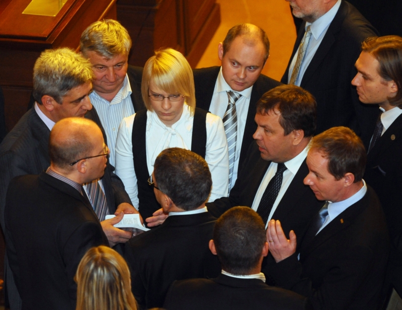 Bývalá poslankyně Kristýna Kočí hovoří s kolegy z jiných stran (2010).