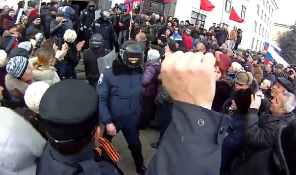 Dav jásá při obsazení objektu tajné služby v Luhansku. Dav jásá při obsazení objektu tajné služby v Luhansku.
