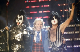 Bývalý moderátor show Thomas Gottschalk s kapelou Kiss.