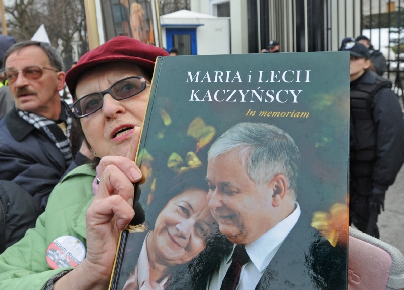 Přihavárii zahynuli i prezident Lech Kaczyński s manželkou. Protest přred ruskou ambasádou ve Varšavě.