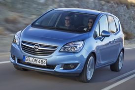 Meriva přídí kopíruje současný designový jazyk značky.