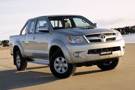Jedním ze svolávaných vozů je i Toyota Hilux.