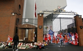 Liverpoolský stadion Anfield Road v obložení květin.