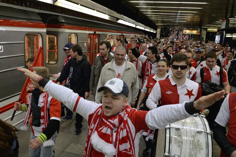 Fanoušci Slavie na pochodu.