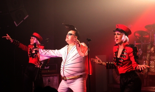 Buřtík Elvis a sličné tanečnice/vokalistky. Buřtík Elvis a sličné tanečnice/vokalistky.