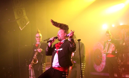 Zpěvák Ville Tuomi do toho šel naplno. Zpěvák Ville Tuomi do toho šel naplno.