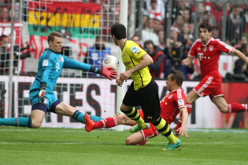 Henrikh Mkhitaryan skóruje proti Bayernu.