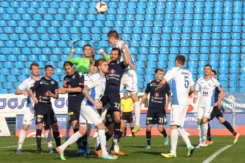 Skrumáž před brankou domácího celku. Skrumáž před brankou domácího celku.