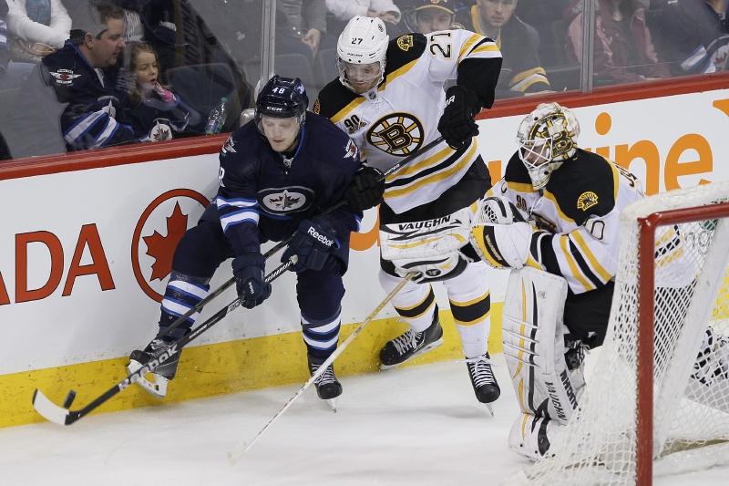 Gólman Chad Jonson a obránce Bostonu Dougie Hamilton svádí souboj o kotouč s Carlem Klingbergem. Gólman Chad Jonson a obránce Bostonu Dougie Hamilton svádí souboj o kotouč s Carlem Klingbergem.