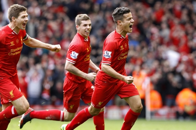 Fotbalisté Liverpoolu se radují z gólu v utkání proti Manchesteru City.