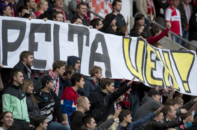 Fanoušci Slavie během zápasu s Jabloncem.