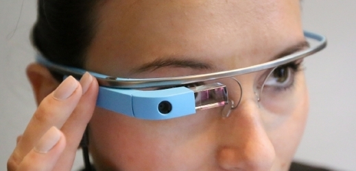 Začneme je brzy vídat na ulicích? Google Glass (ilustrační foto)