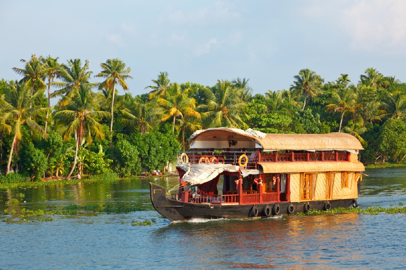 Plavba lagunami v indickém státě Kerala. (Foto: Shutterstock.com)