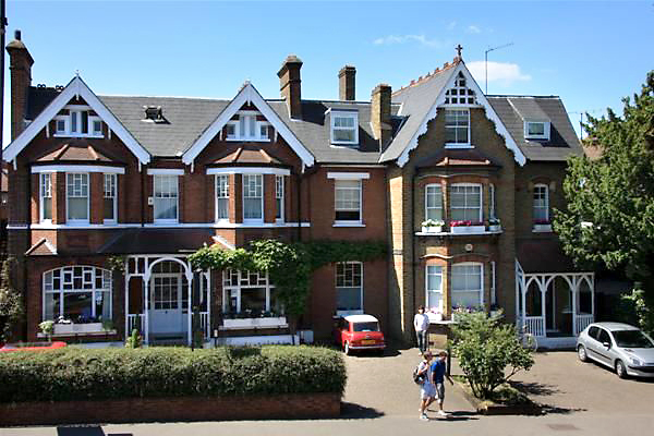 Prestižní škola Wimbledon School of English vyhlásila soutěž o pět dvoutýdenních jazykových kurzů.