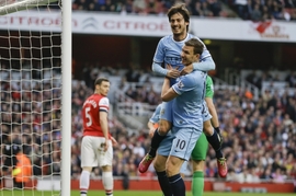 Útočníci Manchesteru City Edin Džeko a David Silva.