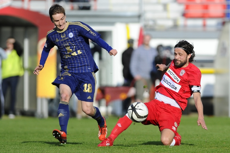 Zleva David Houska z Olomouce a kapitán Brna Pavel Zavadil.