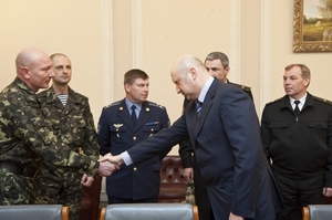 Ukrajinský prezident Turčynov se zástupci ozbrojených složek.