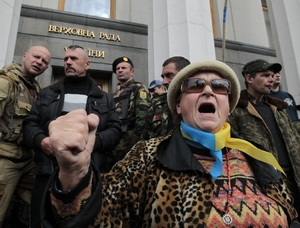 Demonstranti v Kyjevě podporující přechodnou vládu.