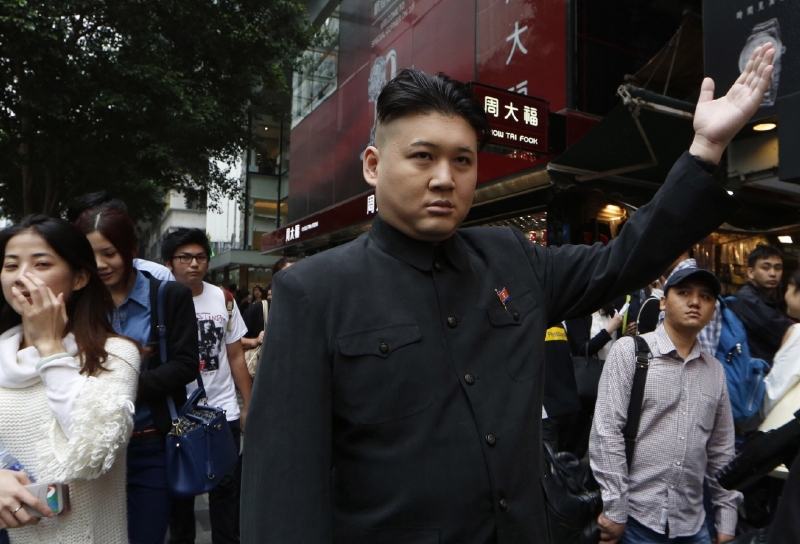 Kim Čong-un kyne kolemjdoucím na ulici v Hongkongu... Přesněji, jde o jeho dvojníka Howarda.
