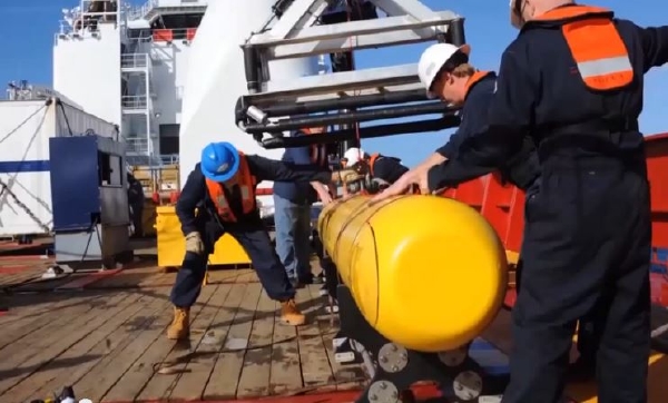 Miniponorka Bluefin-21 se připravuje k pátrání po boeingu.
