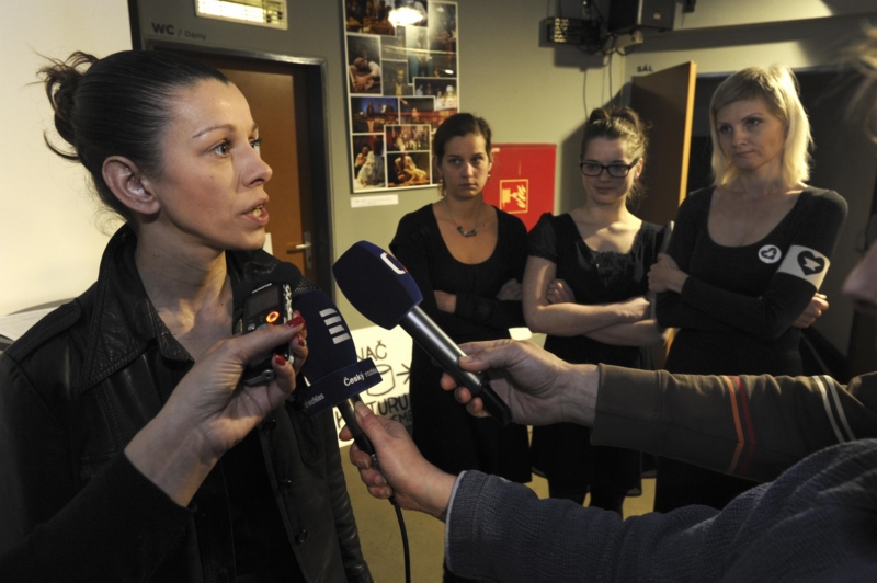 Herečka Nataša Gáčová v rozhovoru s novináři. Herečka Nataša Gáčová v rozhovoru s novináři.