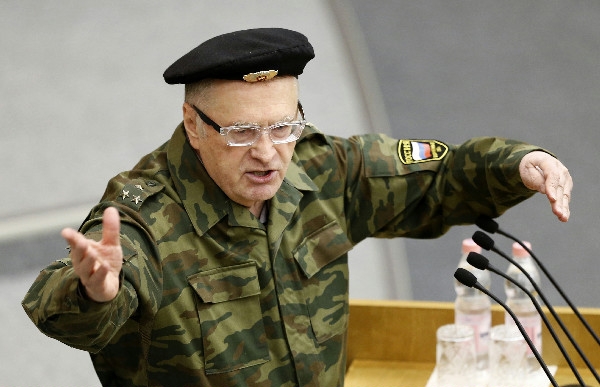Bouřlivák Žirinovskij opět v uniformě. 