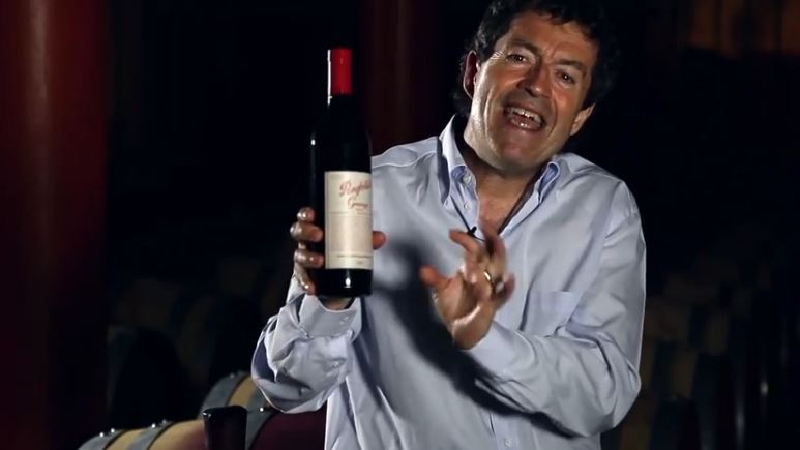Vinař z Penfolds Grange představuje špičkové produkty firmy (snímek z reklamního videa).