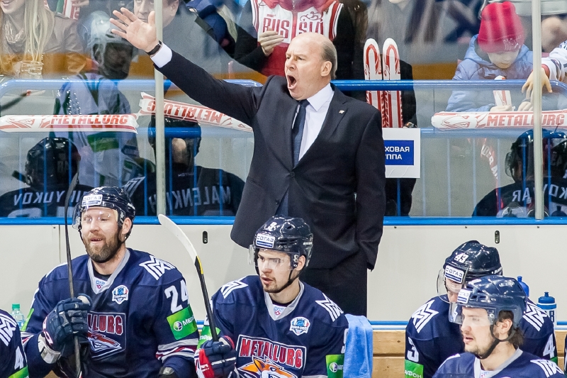 Mike Keenan na střídačce Magnitogorsku.