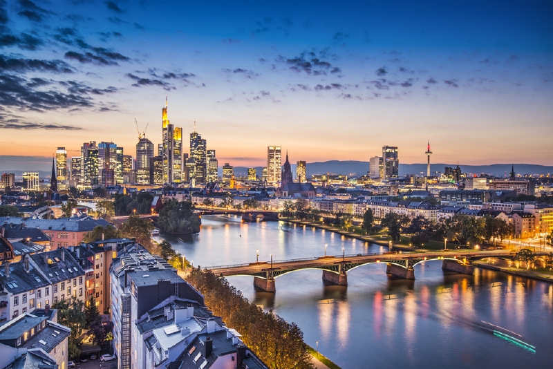Frankfurt. Centrum města je převážně jedna velká finanční čtvrť, a tedy po setmění prázdné. (Foto: Shutterstock.com)