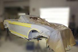 Rozebraný a počástech se stěhoval Ford Mustang na vyhlídkovou terasu.