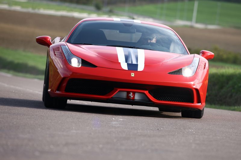 Ostré sportovní rysy Ferrari 458 Speciale.