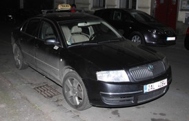 Starší z mužů odjížděl černým superbem od Národního divadla (foto: Policie ČR). Starší z mužů odjížděl černým superbem od Národního divadla (foto: Policie ČR).