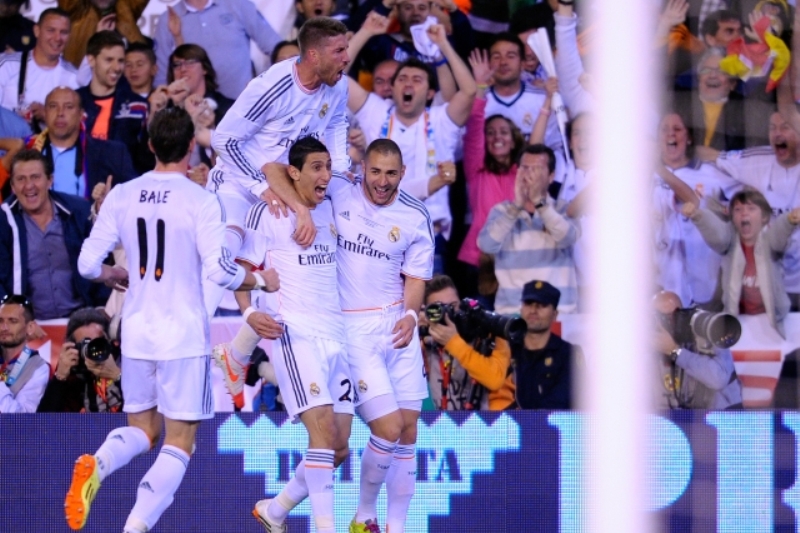 Fotbalisté Realu Madrid slaví gól do sítě Barcelony.