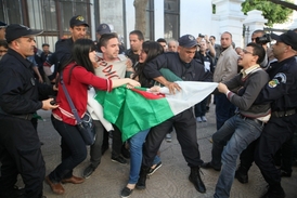 Demonstrace proti Buteflikovi.