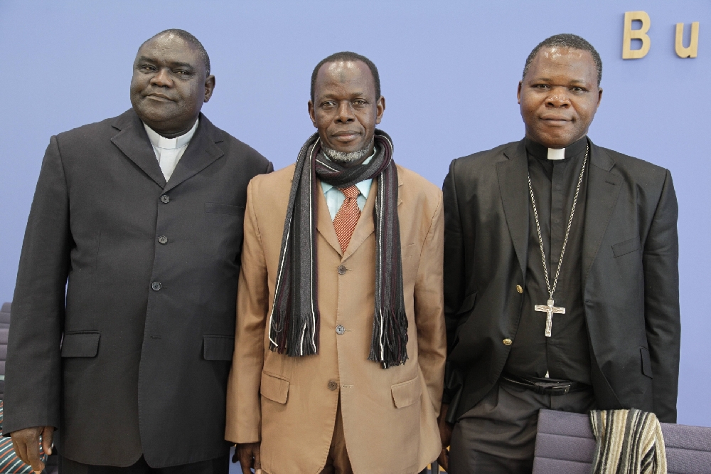 Imám Oumar Kobine Layama  (vlevo) a arcibiskup Dieudonne Nzapalainga.
