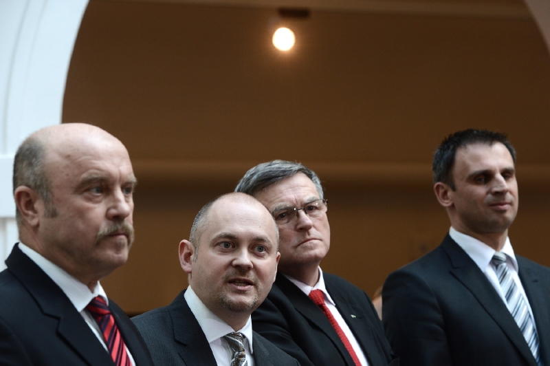Tři "hříšníci" ČSSD: zleva Josef Novotný, Michal Hašek a Jiří Běhounek.