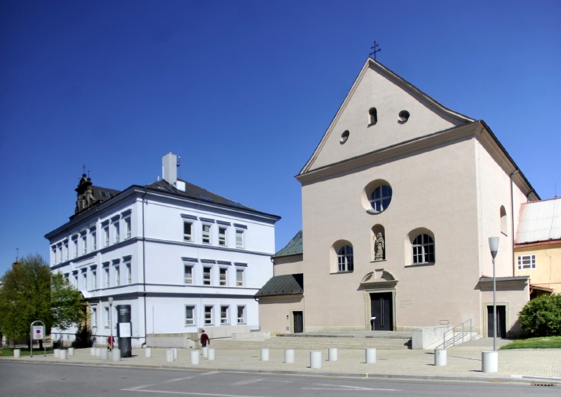 Kapucínský klášter s kostelem sv. Josefa (vpravo). V objektu je Muzeum barokních soch.