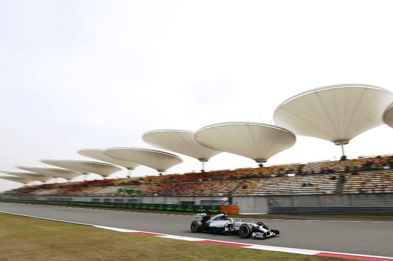 Vítěz předchozích dvou Velkých cen Lewis Hamilton vyhrál tréninky formulí 1 v Číně a potvrdil dominanci stáje Mercedes. 
