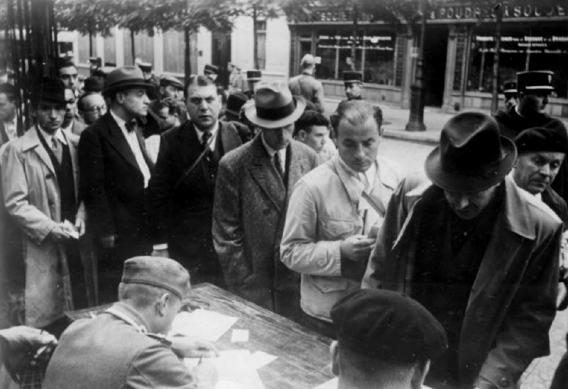 Registrace zadržených židů v Paříži za 2. světové války (ilustrační foto). Registrace zadržených židů v Paříži za 2. světové války (ilustrační foto).