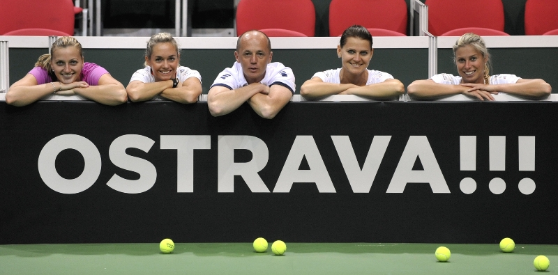 Lucie Šafářová (druhá zprava) rozehraje semifinále tenisového Fed Cupu s obhájkyněmi titulu Italkami. 