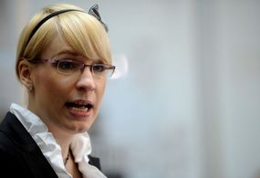 "Kluci, proč se přete, vždyť ona vám dá stejně oboum," uklidňoval Miroslav Kalousek Petra Gazdíka a Petra Tluchoře, když se přeli o půvaby poslankyně Kristýny Kočí, píše ve svých pamětech poslanec Michal Babák.