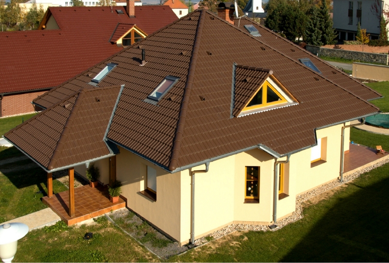 Stabilní střecha z klasických střešních tašek, např. z betonových či pálených, bude uživatelům dobře sloužit i několik generací